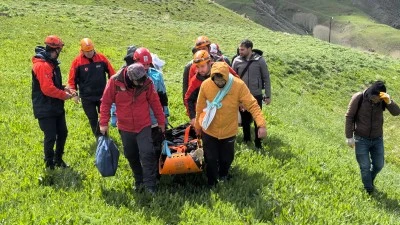 Van'da ekipler dağda ayağı burkulduğu i&ccedil;in mahsur kalan kişi i&ccedil;in seferber oldu