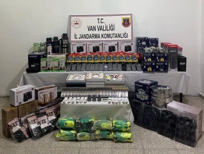 Van'da gümrük kaçağı sigara ve malzemeler ele geçirildi