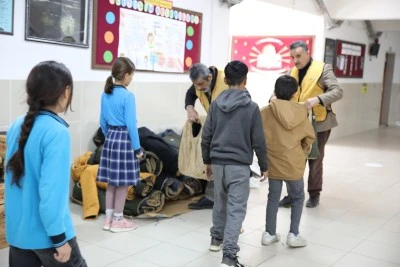 Van'da ihtiyaç sahibi 2 bin öğrenciye bot ve mont yardımında bulunuldu