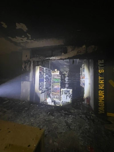 Van'da iş merkezinde çıkan yangında 4 dükkan zarar gördü