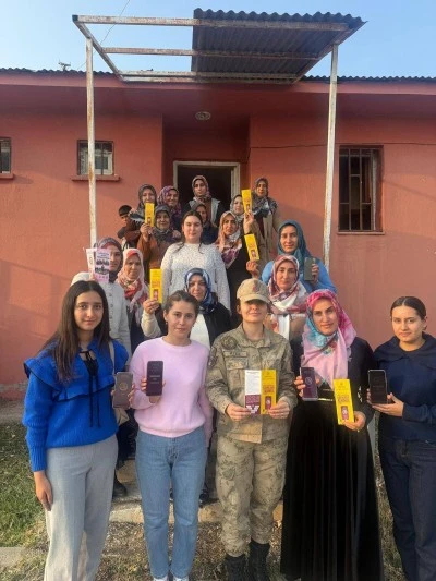 Van'da jandarma ekipleri KADES uygulamasını tanıttı