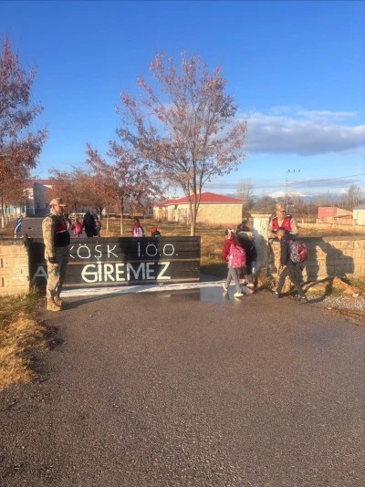 Van'da jandarma ekipleri okul çevresinde denetim yaptı