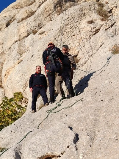 Van'da kayalıklarda mahsur kalan kişiyi AFAD ekipleri kurtardı