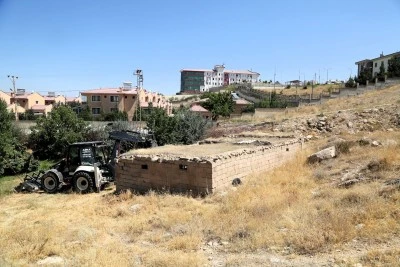 Van'da metruk binalar ve ahırlar yıkılıyor