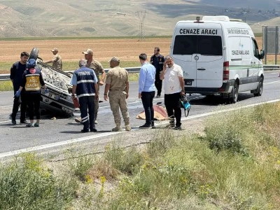 Van'da mezuniyet törenine gidenlerin bulunduğu otomobildeki 1 kişi öldü, 4 kişi yaralandı