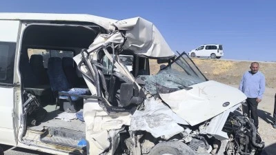 Van'da minibüs ile kamyonun çarpıştığı kazada 1 kişi yaralandı