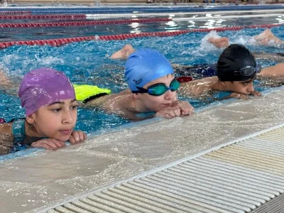 Van'da olimpik havuzlarda yüzme öğrenen çocuklar, güvenli ortamda serinliyor