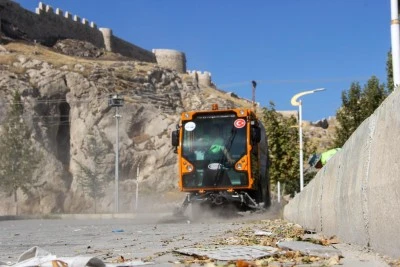 Van'da parklarda temizlik çalışması yapıldı