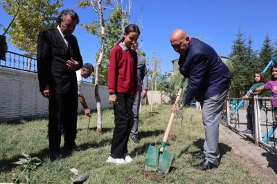 Van'da &quot;yeşil vatan&quot; projesi kapsamında öğrenciler fidan dikti