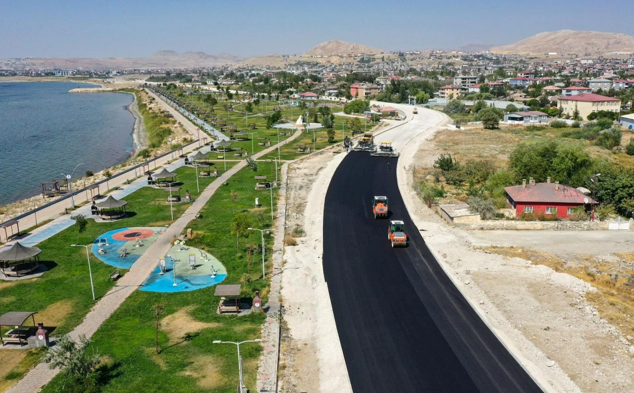 Van'da sahil yolunun son etap çalışmalarına başlandı