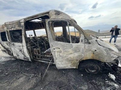 Van'da seyir halindeki minibüs alev aldı