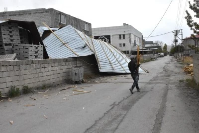 Van'da şiddetli rüzgar çatılara zarar verdi