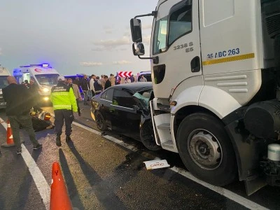 Van'da tanker ile otomobilin çarpışması sonucu 3 kişi öldü, 3 kişi yaralandı