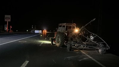 Van'da traktörle kamyonetin çarpışması sonucu 2 kişi yaralandı