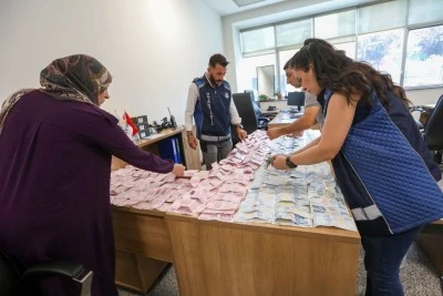 Zabıtanın yakaladığı dilencinin üzerinden 75 bin 950 lira çıktı