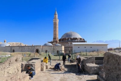 Van'daki Osmanlı kışlasında askerlerin &quot;dokuz taş&quot; oynadığı belirlendi