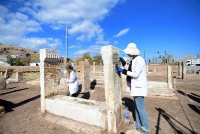 Van'daki Selçuklu Mezarlığı'nda 20 yeni mezar taşı kayıt altına alındı