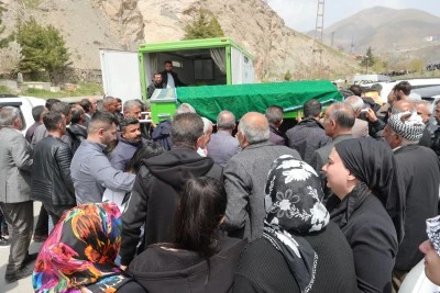 Van'daki trafik kazasında ölen 8 kişiden 5'inin cenazesi Hakkari'de defnedildi