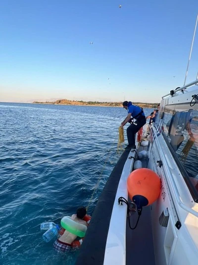 Van Gölü açıklarına sürüklenen genci polis kurtardı