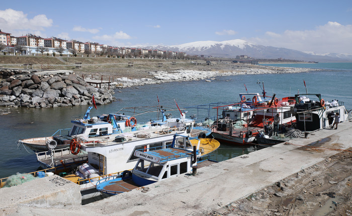Van Gölü'ndeki çekilme balıkçıları zor durumda bıraktı