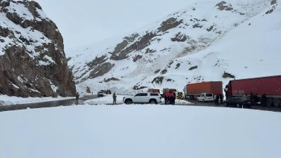 Van-Hakkari kara yolu &ccedil;ığ nedeniyle kapandı