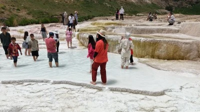 Van'ın Başkale ilçesinde bulunan travertenler Pamukkale'yi andırıyor