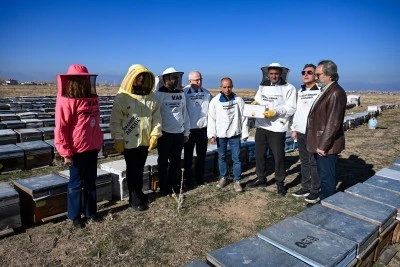 Van'ın verimli yaylalarında üretilen bal Azerbaycan'da &quot;Altın Bal&quot; ödülüne layık görüldü