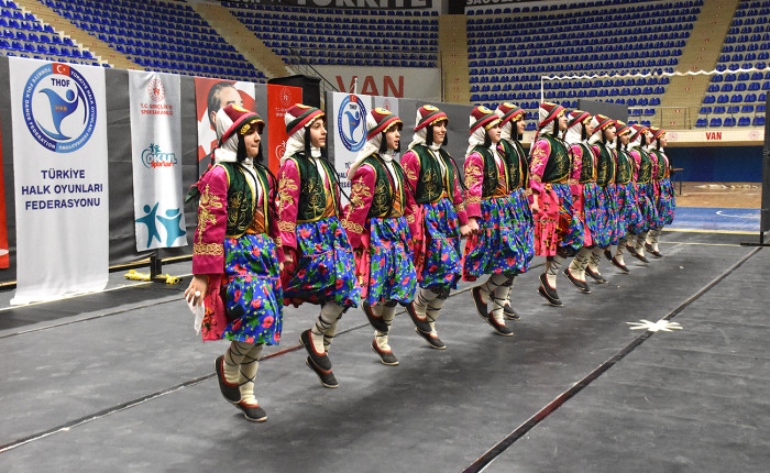 Van'da Halk Oyunları İl Birinciliği yarışması yapıldı