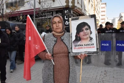 Vanlı aileler DEM Parti binası önündeki &quot;evlat nöbeti&quot;ni sürdürdü