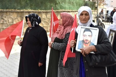 Vanlı aileler DEM Parti binası önündeki &quot;evlat nöbeti&quot;ni sürdürdü