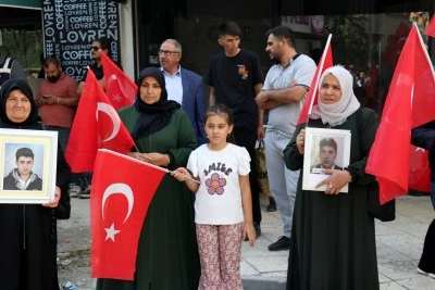 Vanlı aileler DEM Parti binası önündeki &quot;evlat nöbeti&quot;ni sürdürdü