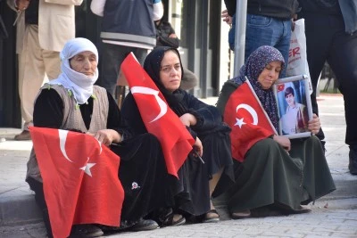 Vanlı aileler, DEM Parti İl Başkanlığı önündeki eylemlerini sürdürdü