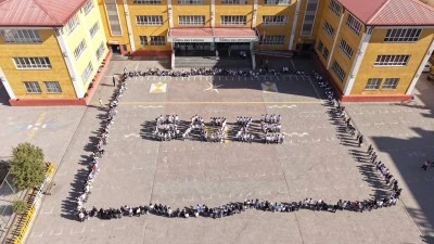 Vanlı öğrenciler &quot;Gazze&quot; koreografisi oluşturdu