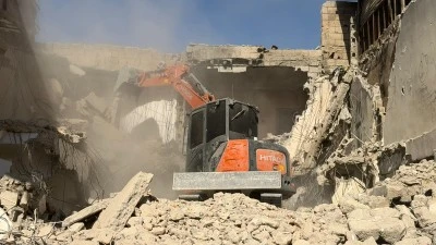 Vatandaşlar defalarca şikayet ettiği bina yıkıldı