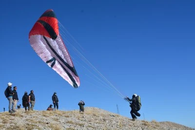 Yamaç paraşütü tutkunları Cudi Dağı'nın semalarında süzüldü
