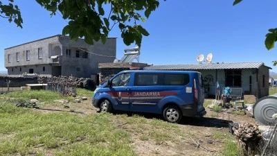 Yılanı vurmak isterken kişi 5 kişiyi yaraladı
