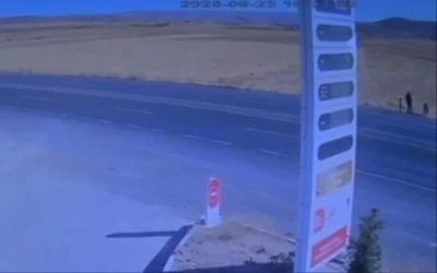 Yola koşan çocukları kurtarmak isterken otomobilin çarptığı genç hayatını kaybetti
