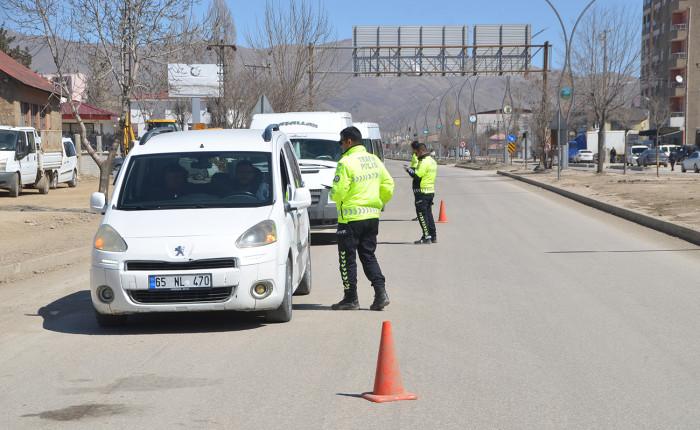 Yüksekova'da polis ekipleri trafik denetimi yaptı