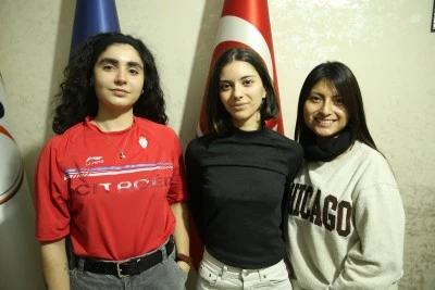 Yurt dışından Siirt'e gelen gen&ccedil;lerle iletişim sayesinde İngilizce &ouml;ğreniyorlar