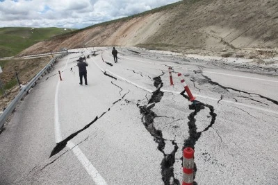 Zemini kayan Ahlat-Malazgirt kara yolu ulaşıma kapatıldı