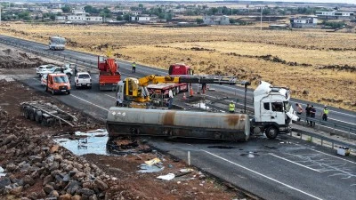 Zift y&uuml;kl&uuml; tankerin devrilmesi sonucu Diyarbakır-Şanlıurfa kara yolu ulaşıma kapandı