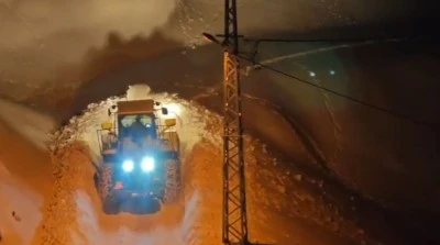 Siirt&rsquo;te kapanan k&ouml;y yolu a&ccedil;ıldı, 90 yaşındaki hasta hastaneye ulaştırıldı