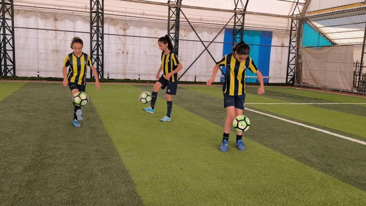 Siirt'te futbol okulunda 3 kız milli forma için ter döküyor