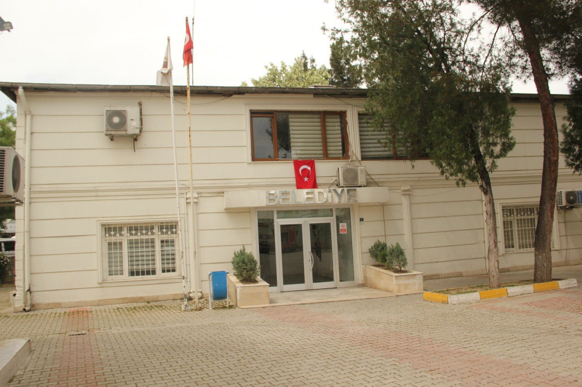 23 Nisanda hizmet binalarına Türk Bayrakları asıldı