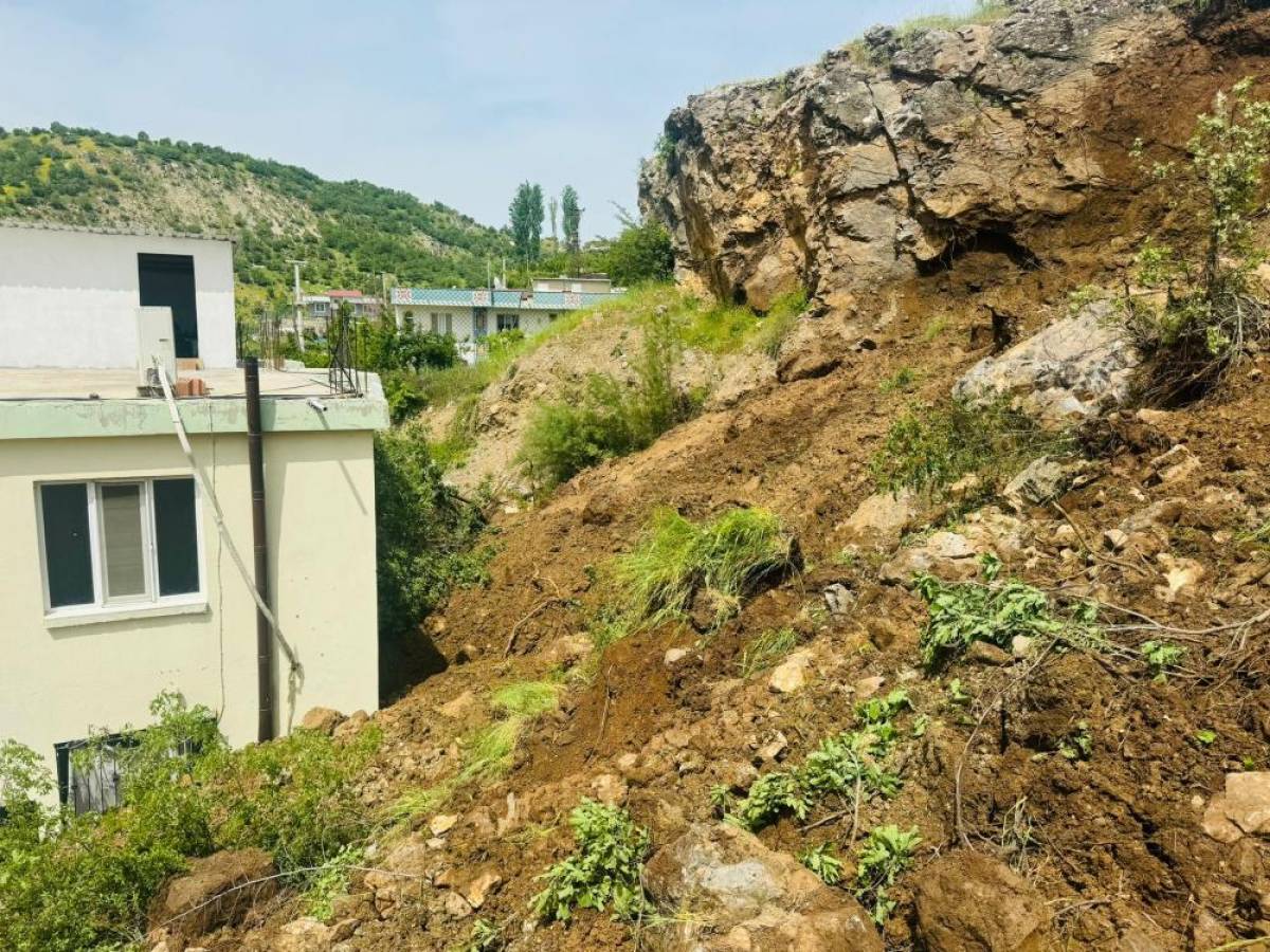 Şırnak'ta toprak kayması sonucu bir evde hasar oluştu