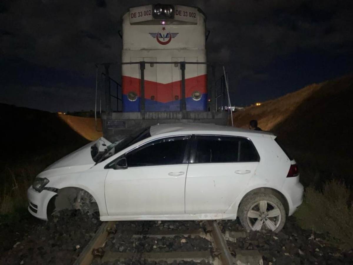 Hemzenin geçitte trenin çarptığı otomobildeki 5 kişi yaralandı