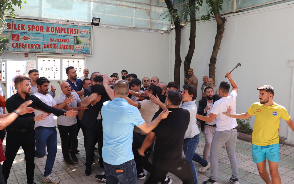 CHP Siirt İl Kongresi'nde kavga çıktı! 2 kişi gözaltına alındı