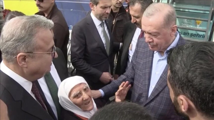 Cumhurbaşkanı Erdoğan, Diyarbakır'da yaşlı teyze ile sohbet etti