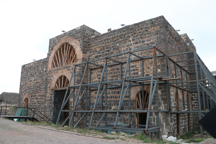 Depremde hasar gören Saint George Kilisesi ve Çardaklı Hamamı restore ediliyor