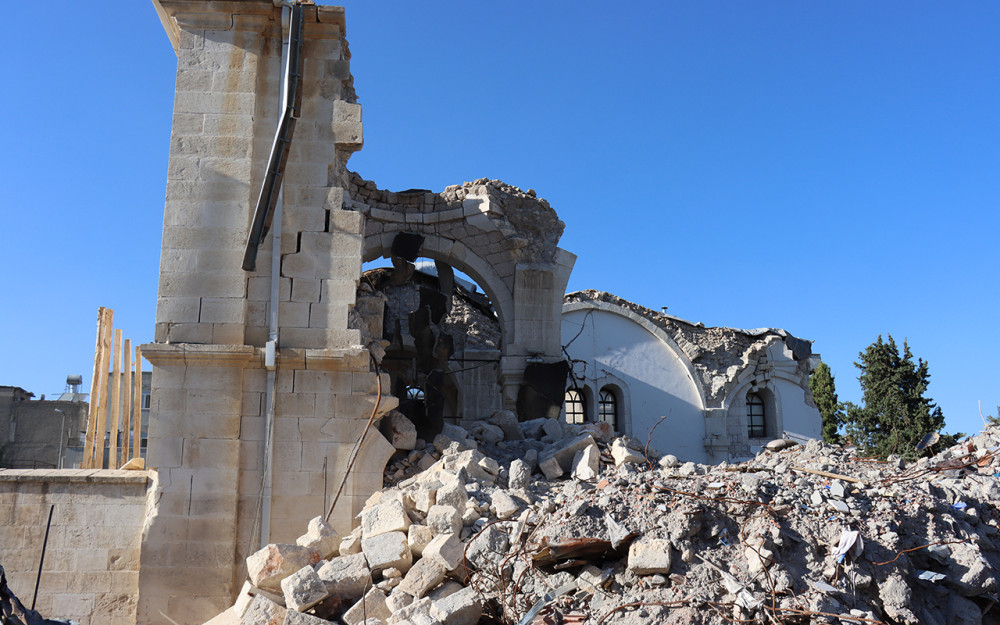Depremde yıkılan tarihi caminin restorasyonuna başlandı